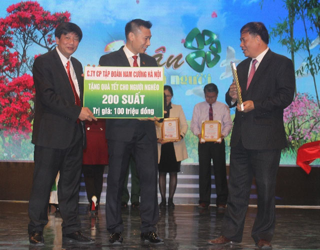 Ông Trần Văn Nghĩa, Tổng Giám đốc Tập đoàn Nam Cường trao tặng quà tết cho người nghèo cho ông Nguyễn Quang Phúc, Chủ tịch MTTQ tỉnh Hải Dương