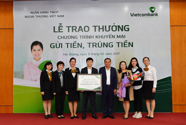 Đại diện Vietcombank và gia đình khách hàng tại lễ trao thưởng