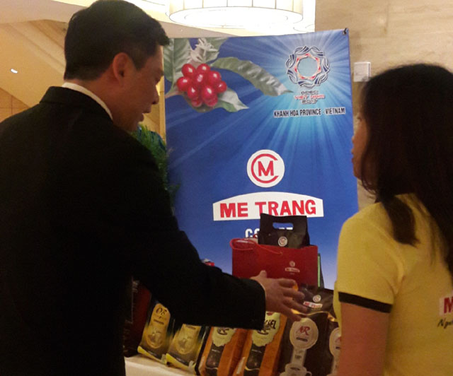 Mê Trang mang tới 2 sản phẩm là cà phê organic MCO và cà phê hạt chuyên cho pha máy Mro để phục vụ các đại biểu tham dự hội nghị