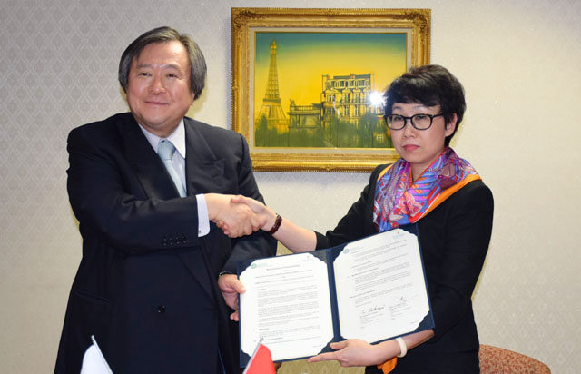BS Kuninori Takagi, Chủ tịch Tập đoàn IUHW và bà Lê Thúy Anh, Phó Tổng giám đốc thường trực Hệ thống Y tế Vinmec ký kết Biên bản ghi nhớ hợp tác