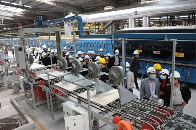 Dây chuyền sản xuất gạch tự động kích thước lớn tại một nhà máy Prime
