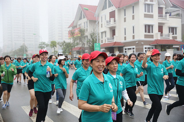 Giải chạy “Vì sức khỏe toàn dân 2017” do Tập đoàn Nam Cường phối hợp với phường Dương Nội tổ chức đã thu hút tới hơn 1.000 vận động viên tham gia