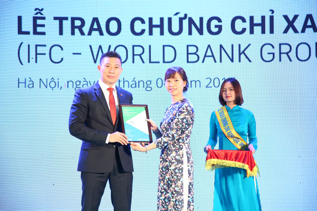 Ông Trần Văn Nghĩa,  Tổng giám đốc Tập đoàn Nam Cường  nhận chứng chỉ xanh EDGE của Tổ chức Tài Chính Quốc tế IFC - thành viên Ngân hàng Thế giới cho Anland Complex