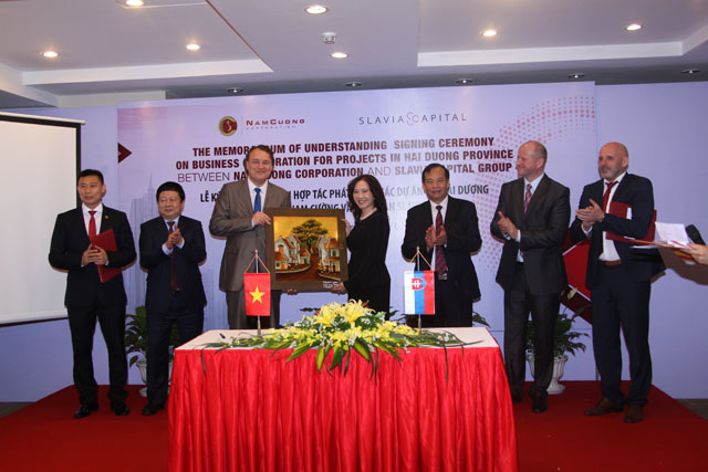 Ông Igor Pacolak, Đại sứ đặc mệnh toàn quyền Cộng hòa Slovakia tại Việt Nam trao tặng quà lưu niệm cho Chủ tịch HĐQT Nam Cường, bàLê Thị Thúy Ngà