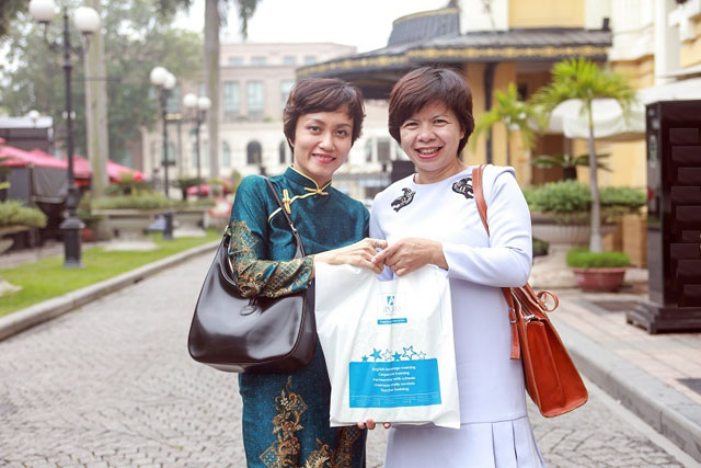 Bà Đặng Thúy Hà, Giám đốc Nielson Việt Nam, một trong số những phụ huynh lâu năm chia sẻ kỉ niệm khi cùng 2 con gắn bó với Apollo English: 