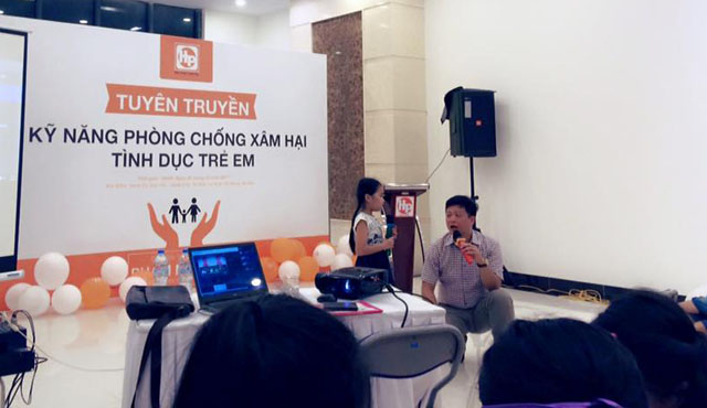 Tiến sĩ Phạm Mạnh Hà tại buổi hướng dẫn kỹ năng phòng chống xâm hại tình dục trẻ em dành cho cư dân Usilk 