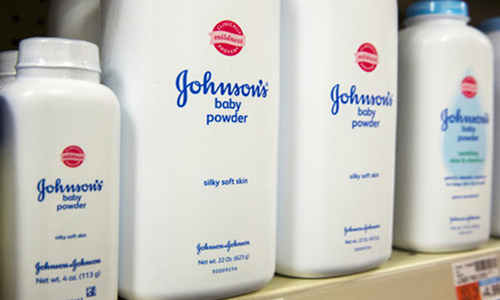 Một số sản phẩm của J&J đang bị cáo buộc chứa chất gây ung thư. Ảnh:Reuters