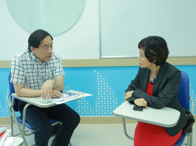Giáo sư Hideyuki trao đổi với Chia sẻ với bà Phan Thị Hoàng Hoa, Tổng Giám đốc Apollo English khu vực miền Bắc