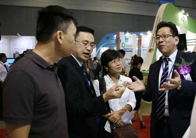 Ông Yamasaki Masao, Tổng giám đốc TOTO Việt Nam, (bìa phải) giải thích với khách tham quan về những sản phẩm công nghệ mới của TOTO Việt Nam. Ảnh: M.Q