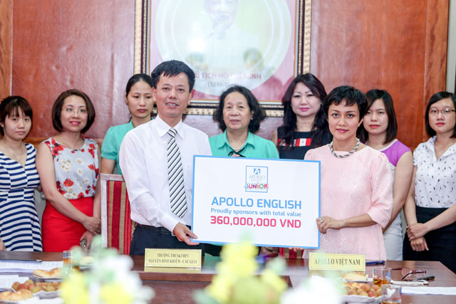 Bà Phan Thị Hoàng Hoa, Tổng Giám đốc Apollo English miền bắc trao học bổng cho đại diện nhà trường