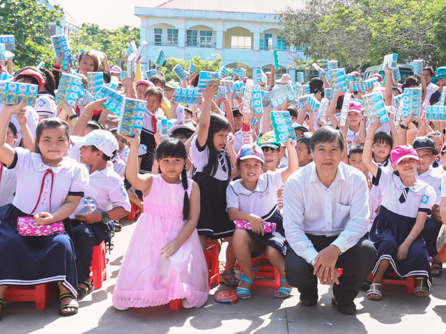 Niềm vui của các em nhỏ Trường tiểu học Bình Khánh
