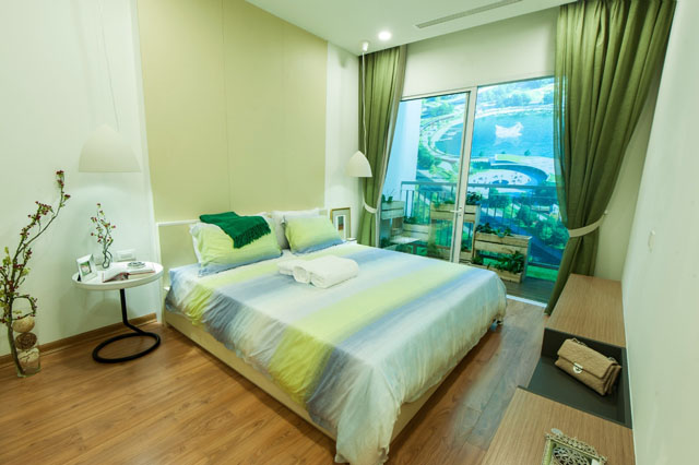 Phòng ngủ Anland có cửa sổ rộng đón trọn ánh sáng và không gian xanh mát của Khu đô thị Dương Nội