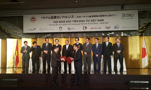 Thủ tướng Nguyễn Xuân Phúc và Thủ tướng Shinzo Abe chứng kiến Lễ trao Thỏa thuận hợp tác chiến lược giữa các bên