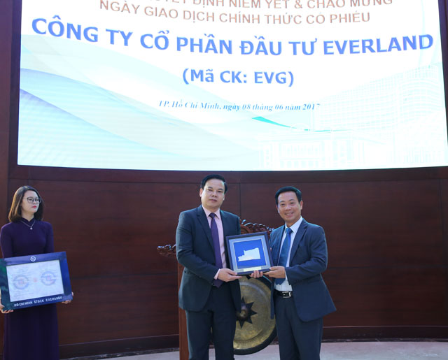 Đại diện Sở Giao dịch chứng khoán TP. Hồ Chí Minh (HOSE) đã ban hành Quyết định số 170/QĐ-SGDHCM về việc chấp thuận đăng ký niêm yết cổ phiếu của Công ty cổ phần Đầu tư Everland cho lãnh đạo công ty