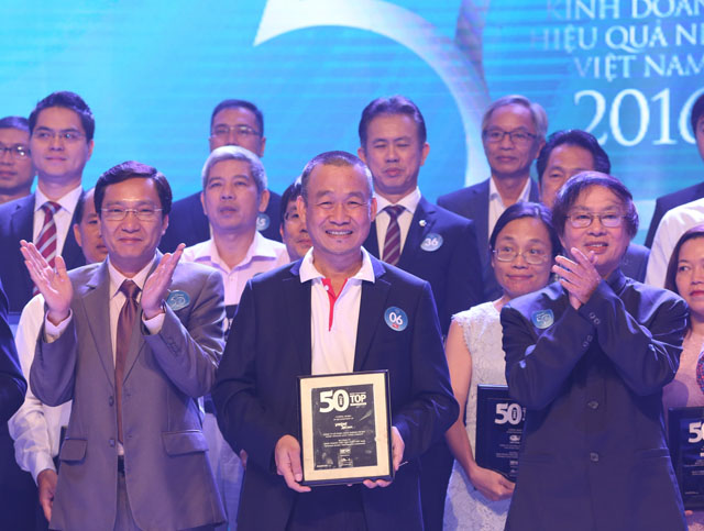Giám đốc điều hành Vietjet, ông Lưu Đức Khánh nhận giải thưởng