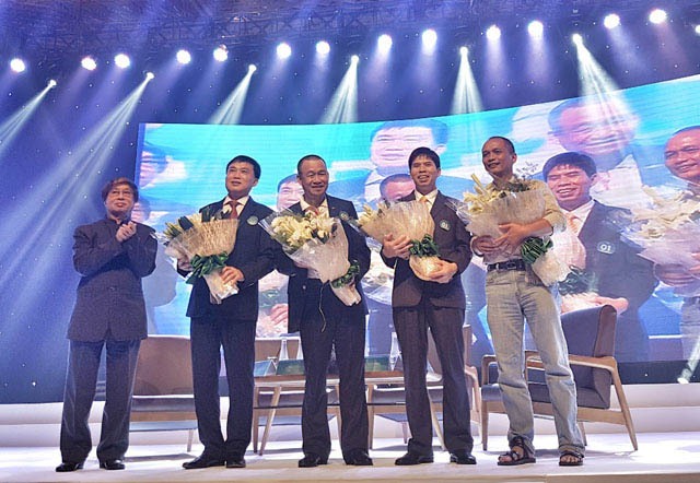 Ông Đặng Nhật Minh, Tổng biên tập Tạp chí Nhịp cầu Đầu tư tặng hoa cảm ơn các khách mời