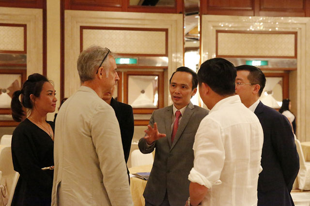Ông Trịnh Văn Quyết, Chủ tịch Tập đoàn FLC (giữa) trao đổi với các nhà đầu tư quan tâm