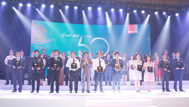 Ông Vũ Quốc Việt Nam, Đại diện Tập đoàn Đất Xanh (thứ 3 từ trái qua phải) nhận giải thưởng từ BTC