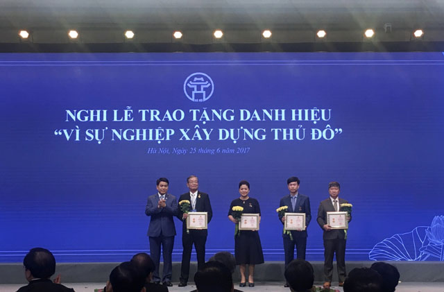 Ông Ricky Tan, Chủ tịch Tập đoàn Giáo dục KinderWorld (thứ nhất bên phải) vinh dự nhận Huy chương “Vì Sự nghiệp Xây dựng Thủ đô”