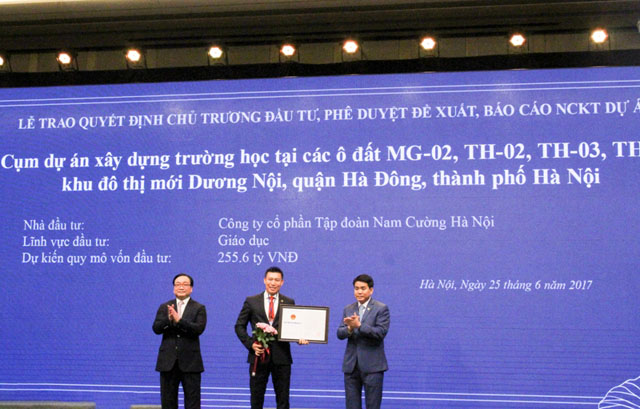 Ông Nguyễn Đức Chung, Chủ tịch UBND TP. Hà Nội trao quyết định chủ trương đầu tư cụm Dự án xây dựng trường học cho Ông Trần Văn Nghĩa, Tổng Giám Tập đoàn Nam Cường