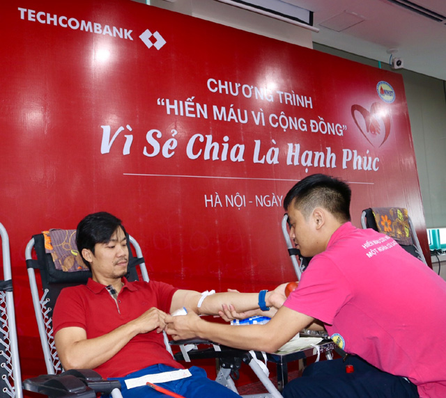  Ông Phan Thanh Sơn, Phó Tổng Giám đốc ngân hàng Techcombank tham gia hiến máu