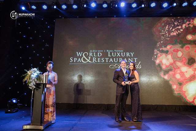 Đại diện JW Marriott Phu Quoc Emerald Bay nhận giải thưởng từ Ban tổ chức