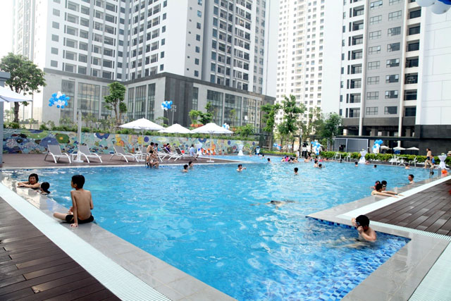 Bể bơi tràn nhiệt đới ngoài trời thuộc phân khu Ruby phục vụ miễn phí cho cư dân trong toà nhà càng làm tăng chỉ số hài lòng của các cư dân nơi đây