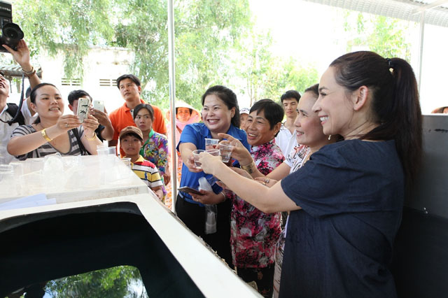 Ca sĩ Phi Nhung cùng đại diện huyện Đoàn và người dân tại tỉnh Kiên Giang uống thử nước sau khi lọc 