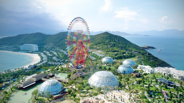  1.      Vinpearl Sky Wheel – Vòng quay lớn nhất Việt Nam, Top 10 vòng quay lớn nhất thế giới – đã trở thành biểu tượng mới của vịnh biển Nha Trang
