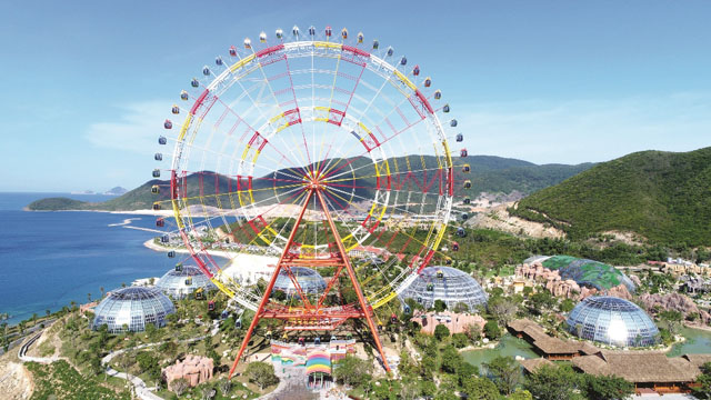 Toàn cảnh khu vui chơi Vinpearl Land nhìn từ trên cao với quy mô 70ha gồm hơn 90 hạng mục vui chơi giải trí đặc sắc