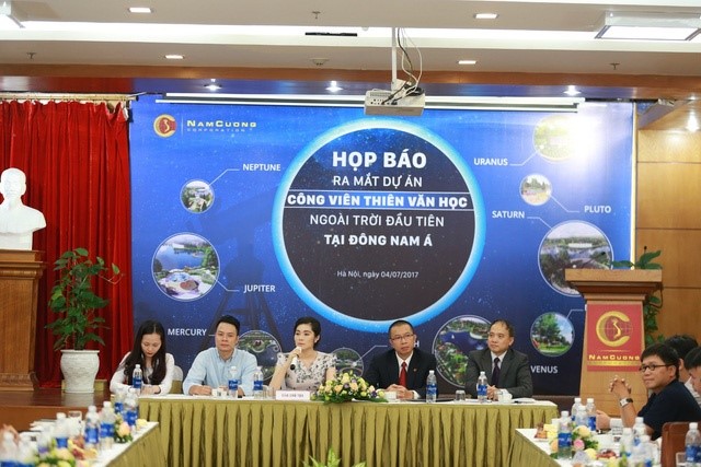 Phó Chủ tịch Tập đoàn Nam Cường, bà Trần Thị Quỳnh Ngọc (giữa) cùng các chuyên gia hàng đầu của Viện Hàn lâm Khoa học Việt Nam, Ego Group trong buổi công bố ra mắt Công viên Thiên văn học tại Khu đô thị Dương Nội