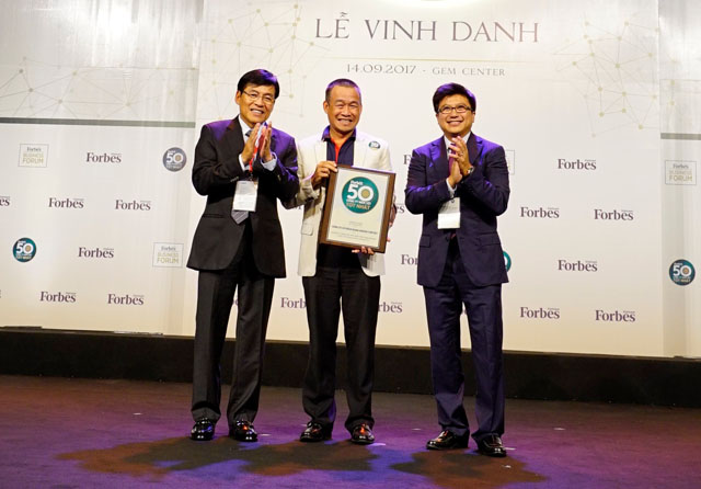 Giám đốc điều hành Vietjet, ông Lưu Đức Khánh nhận giải thưởng