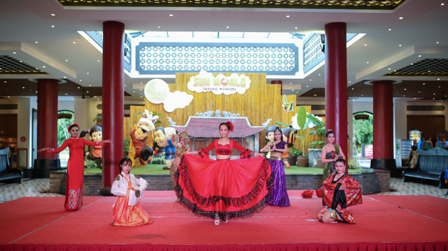 Những chương trình biểu diễn nghệ thuật được tổ chức đan xen các giữa các ngày trong tuần, để mỗi ngày đến Sun World Danang Wonders, du khách lại thấy một không gian trung thu mới lạ, khác biệt.