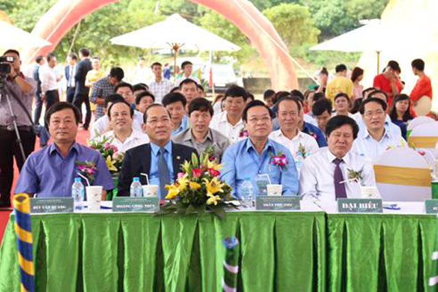 Các đại biểu dự động thổ - khởi công xây dựng nhà máy‎ tại tại xã Trạm thản, huyện Phù Ninh, tỉnh Phú Thọ
