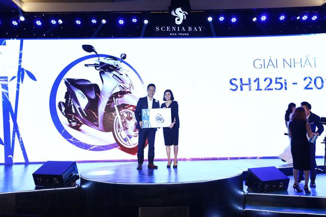 Bà Cao Thị Thu Hiề, Tổng giám đốc Công ty cổ phần Nam Tiến Lào Cai trao giải cho khách hàng may mắn