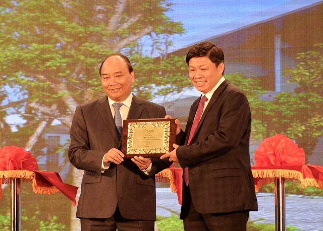 Thủ Tướng Nguyễn Xuân Phúc thời trao kỷ niệm chương chúc mừng cho đại diện lãnh Sovico Holdings - Chủ đầu tư Dự án