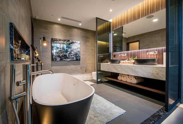 Phòng tắm rộng rãi với chất liệu chủ yếu là đá và kính, rất sang trọng và phù hợp với môi trường có độ ẩm cao