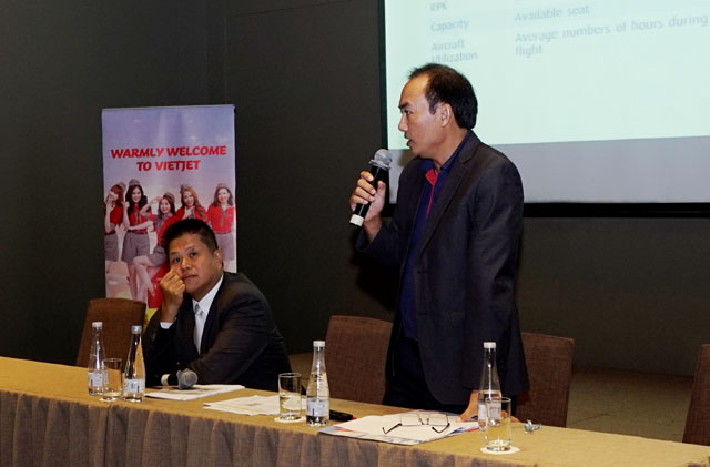 Phó Tổng giám đốc Vietjet Tô Việt Thắng (phải) & Giám đốc Phát triển kinh doanh Vietjet Desmond Lin (trái) trình bày tại hội nghị