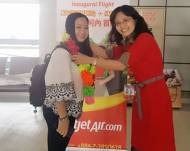 Tại sân bay Cao Hùng, đại diện Vietjet cũng đã tặng hoa và chào mừng hành khách