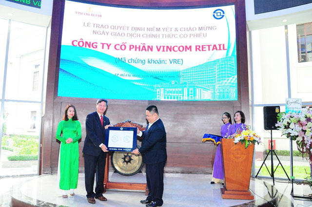Ông Nguyễn Vũ Quang Trung, Phó Tổng giám đốc điều hành Sở giao dịch chứng khoán Thành phố Hồ Chí Minh (bên phải) trao quyết định niêm yết cho đại diện Vincom Retail