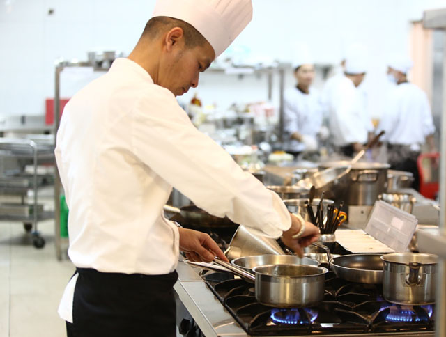 Đầu bếp chăm chú và say mê chuẩn bị giới thiệu những món ăn đặc sắc đến các quan khách cao cấp