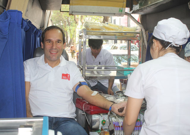 Giám đốc CNTT Home Credit Việt Nam, ôg Jiri Manas tham gia hiến máu