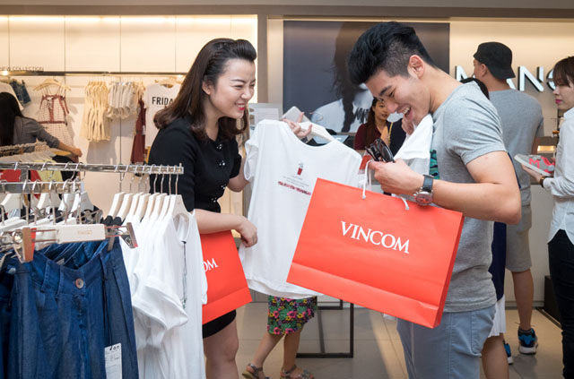 Vincom được khách hàng tin tưởng bởi sự đảm bảo về nguồn gốc chính hãng, chất lượng và dẫn đầu các xu hướng thời trang mới