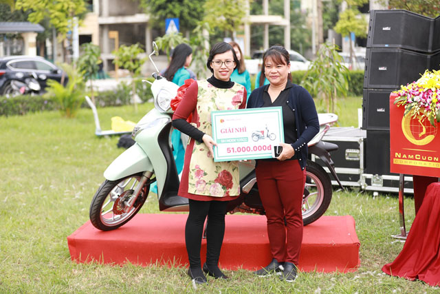 Bà Đỗ Thuý Hoà nhận giải nhì là 1 xe máy SH