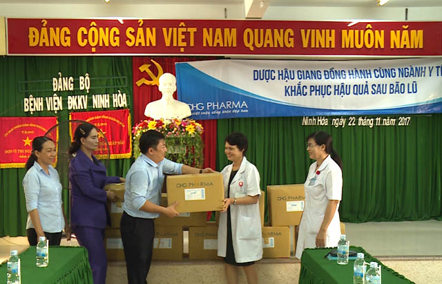 Đại diện Dươc Hậu Giang, Khách hàng tại tỉnh Khánh Hòa đến thăm và trao tặng thiết bị cho các cơ sở y tế, nhân viên y tế tại huyện Vạn Ninh và Thị xã Ninh Hòa