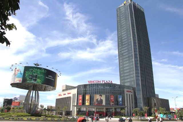 Trung tâm thương mại Vincom Plaza Hà Tĩnh nằm ngay dưới chân khách sạn Vinpearl Hà Tĩnh Hotel