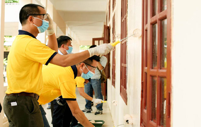Các nhân viên AkzoNobel Việt Nam tình nguyện tham gia sơn mới lại Trường THCS Kim Đồng, huyện Núi Thành, tỉnh Quảng Nam