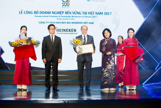 Ông Trần Minh Triết, Phó Tổng Giám đốc Điều Hành HEINEKEN Việt Nam thay mặt công ty lên nhận chứng nhận từ lãnh đạo Nhà nước, VCCI