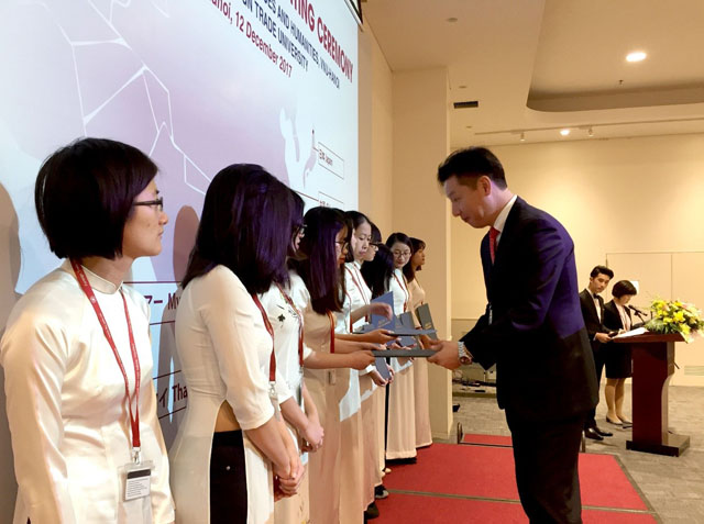 Ông Iwamura Yasutsugu, Tổng Giám đốc AEON MALL Việt Nam trao học bổng cho sinh viên Việt Nam