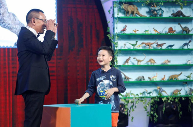 Minh Khang và MC Lại Văn Sâm trong chương trình Little big shots phiên bản Việt Nam